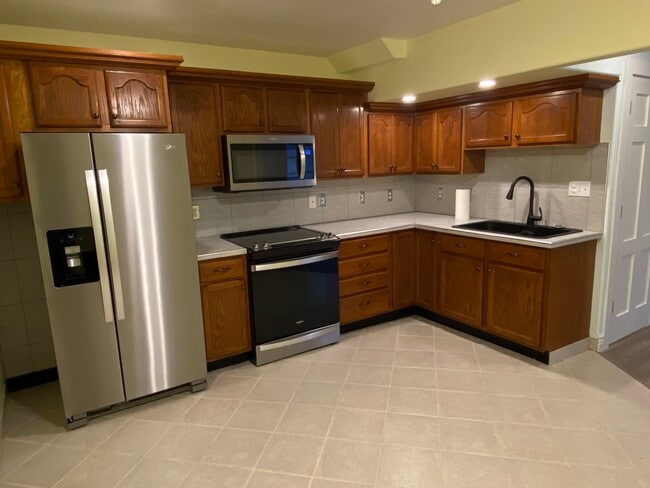 622 Putnam St, Unit Apt A