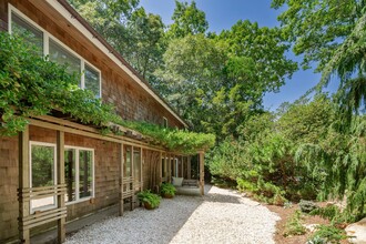 32 Northway in East Hampton, NY - Building Photo - Building Photo