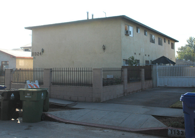 11324 Emelita St in North Hollywood, CA - Building Photo - Building Photo