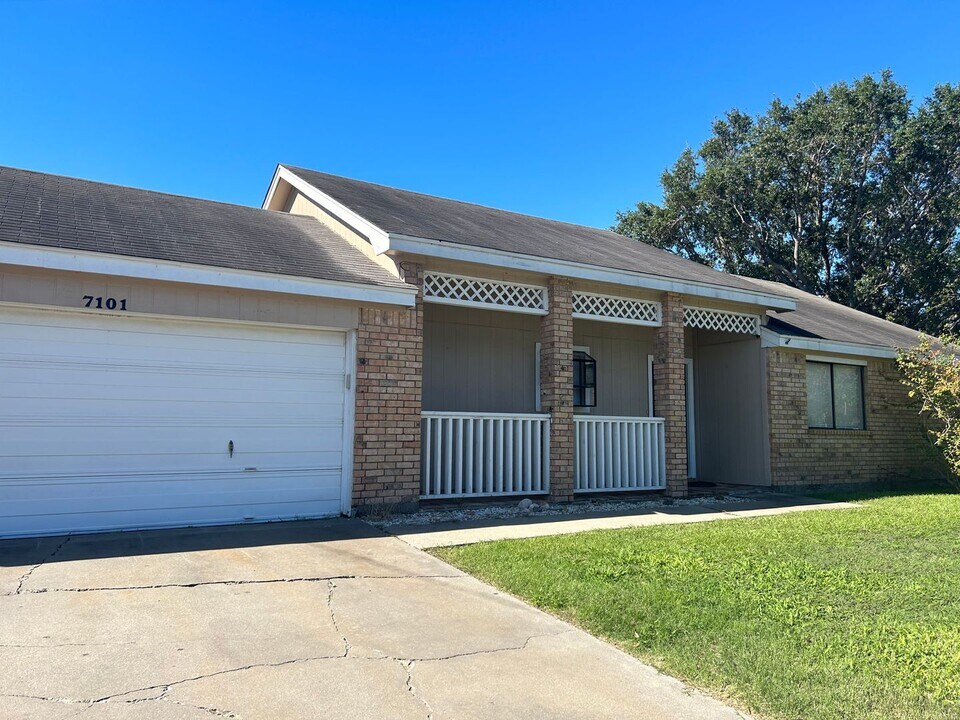 7101 Premont Dr in Corpus Christi, TX - Building Photo