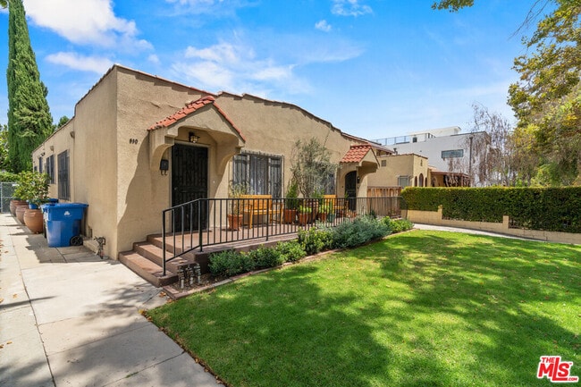 830 N Orange Dr in Los Angeles, CA - Building Photo - Building Photo