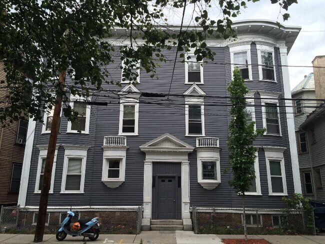 518 Putnam Ave, Unit 1