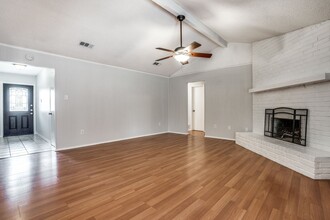 1910 Sexton Dr in Arlington, TX - Building Photo - Building Photo