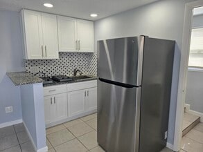 513 Greynolds Cir in Lantana, FL - Building Photo - Building Photo