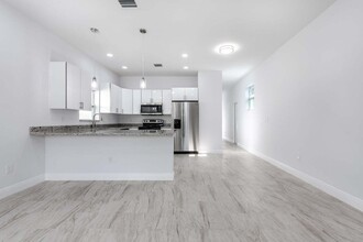 2827 Saranac Ave in West Palm Beach, FL - Building Photo - Building Photo