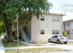 1063 NW 3rd St in Miami, FL - Building Photo - Building Photo