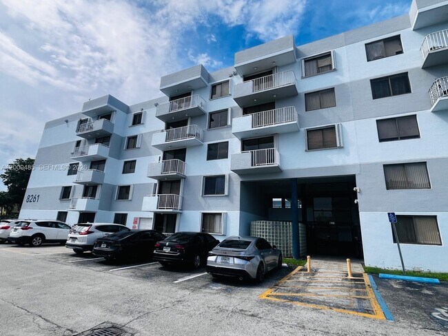 8261 NW 8th St in Miami, FL - Building Photo - Building Photo
