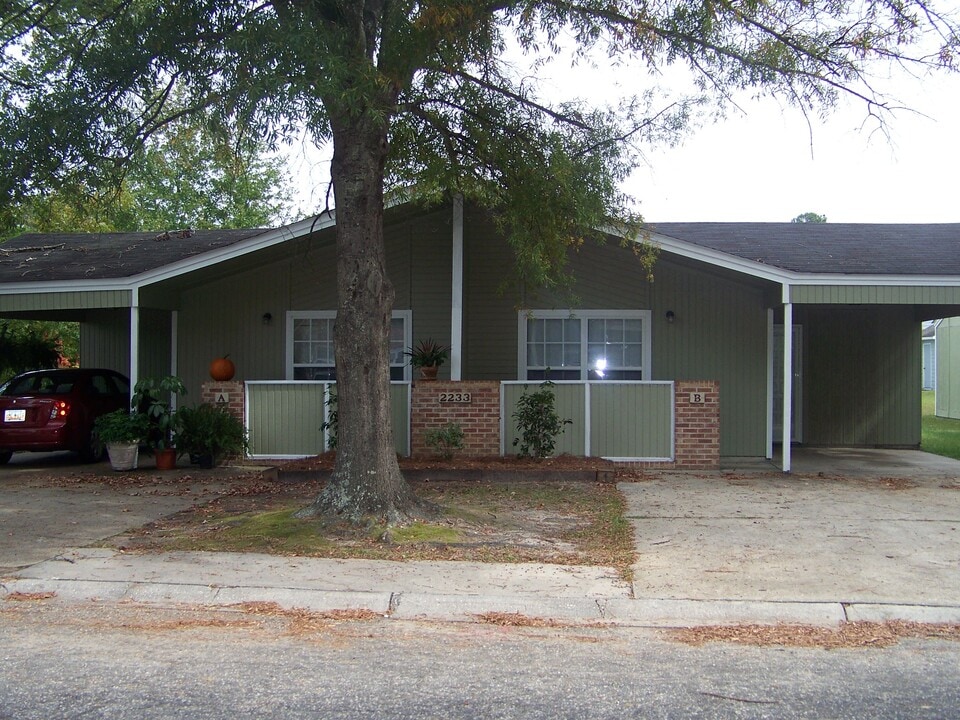 2228 Woodridge Ln in Florence, SC - Building Photo
