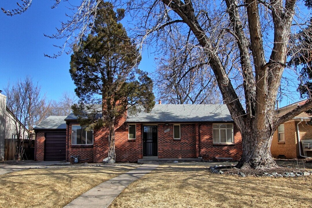 2840 Holly St in Denver, CO - Building Photo