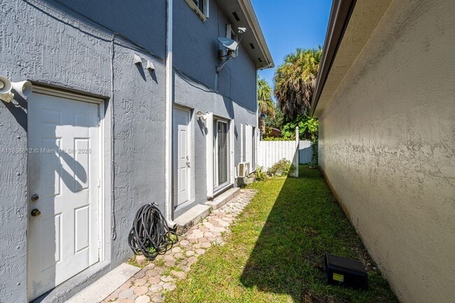 15251 NW 89th Ave in Hialeah, FL - Building Photo - Building Photo