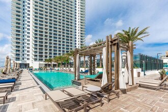 4000 Jimmy Buffett Mem Hwy in Hollywood, FL - Building Photo - Building Photo