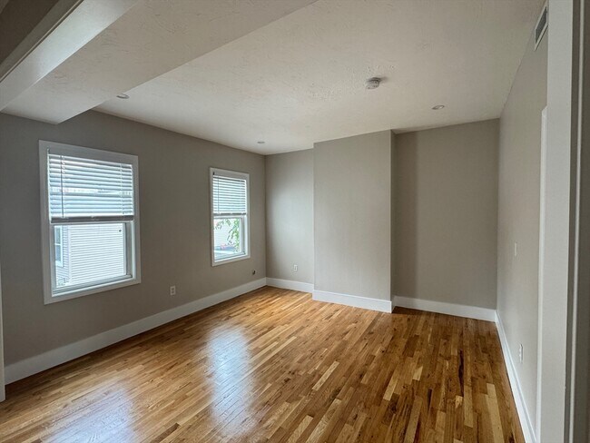 24 Ward St, Unit 2 in Boston, MA - Building Photo - Building Photo