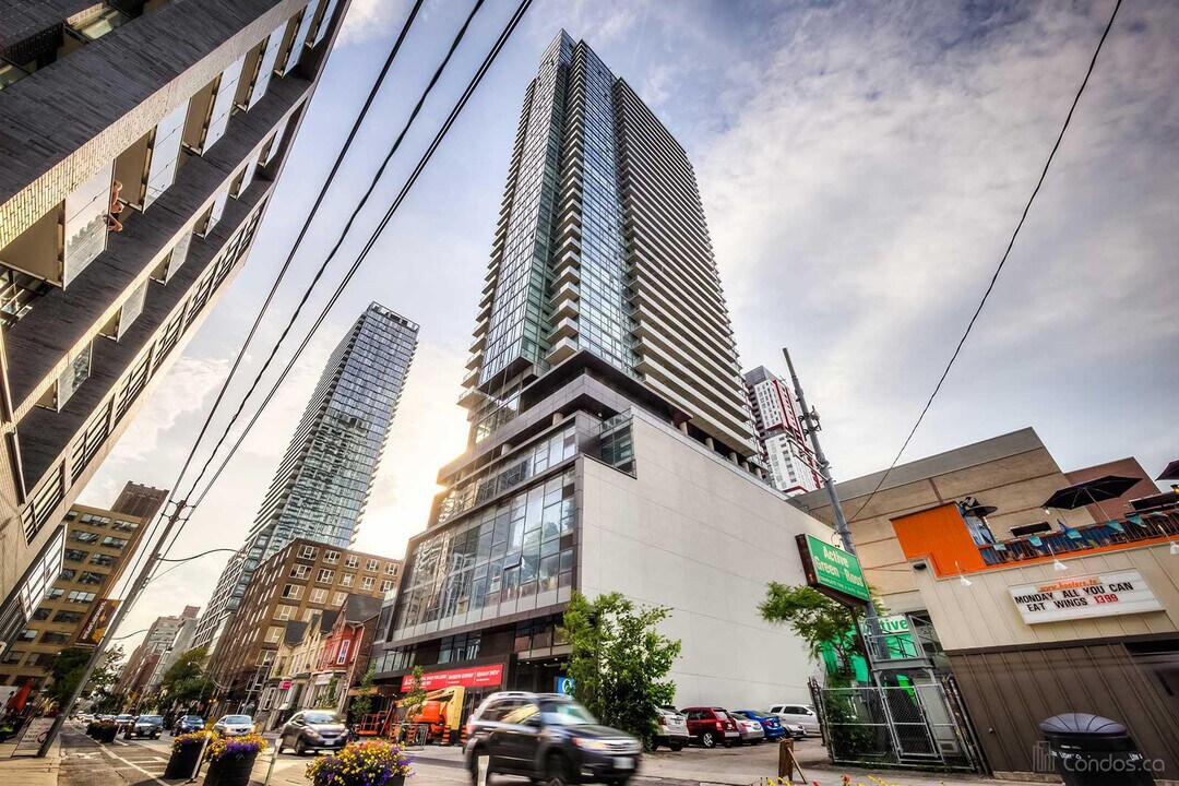 290-2290 Adelaide St W in Toronto, ON - Building Photo