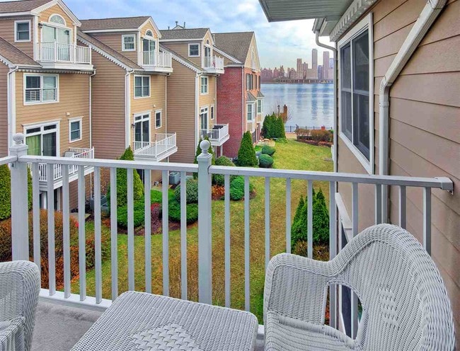 474 Buffalo Ct in West New York, NJ - Building Photo - Building Photo