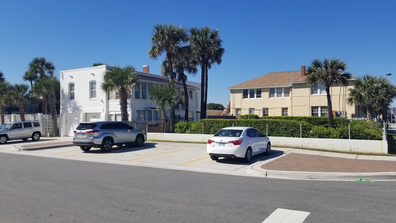 109 1st Ave S in Jacksonville Beach, FL - Building Photo