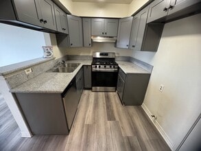 1325 Hoover S St, Unit 209 in Los Angeles, CA - Building Photo - Building Photo