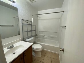 8027 Ashwood Pointe in San Antonio, TX - Building Photo - Building Photo