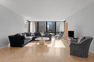 100 E Bellevue Pl in Chicago, IL - Building Photo - Building Photo