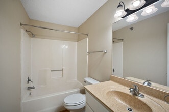 Heritage Park Apartments in Chanhassen, MN - Foto de edificio - Building Photo