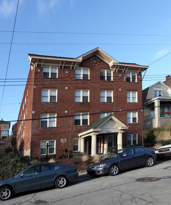 1241 Illinois Ave in Pittsburgh, PA - Foto de edificio