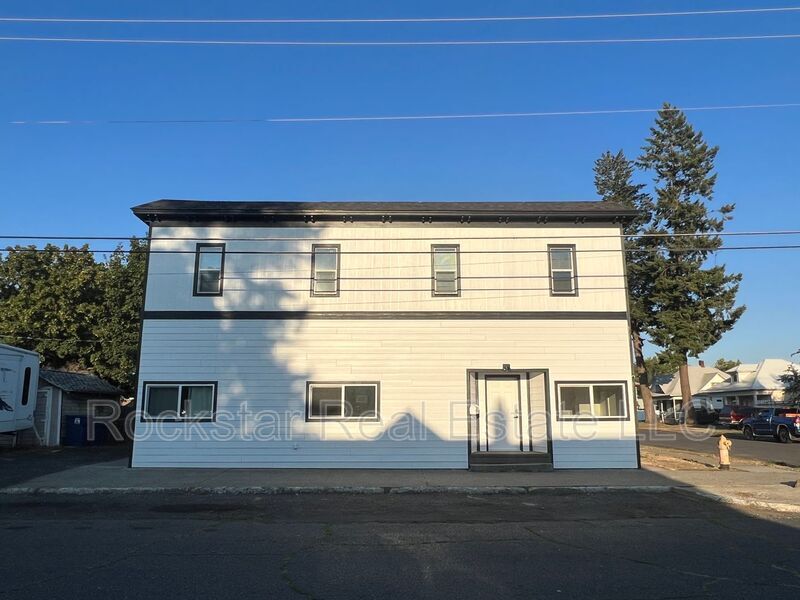 2904.5 N Cedar St in Spokane, WA - Building Photo