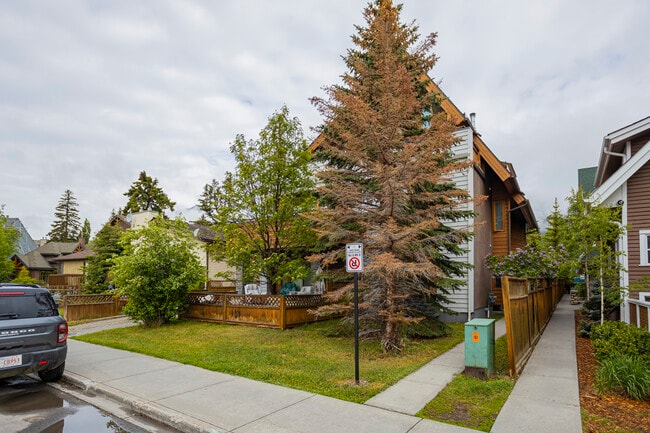 423 Marten St in Banff, AB - Building Photo - Building Photo