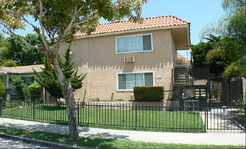 8008 Comstock Ave in Whittier, CA - Foto de edificio