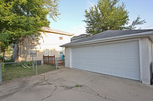 5752 Russell Ave S, Unit 2 in Minneapolis, MN - Building Photo - Building Photo