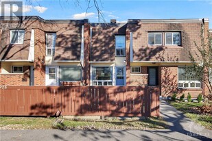 2927 Fairlea Cres