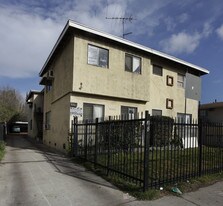 13125 Vanowen St in North Hollywood, CA - Building Photo