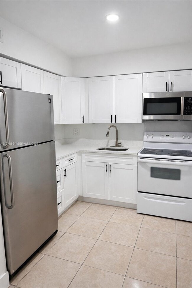 221 NE 40th St in Oakland Park, FL - Building Photo - Building Photo