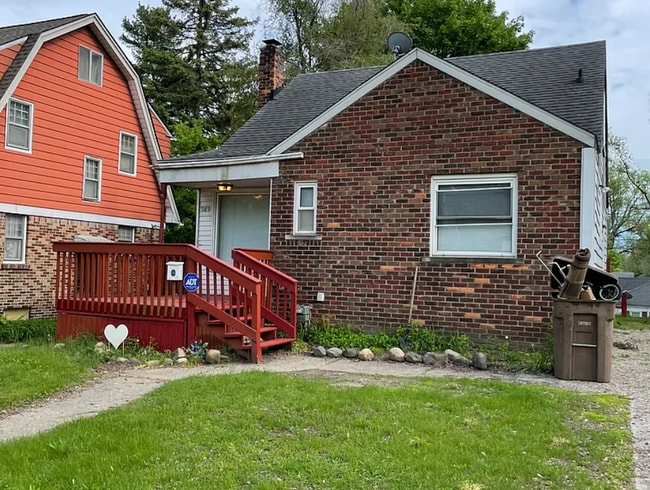 property at 989 Argyle Ave