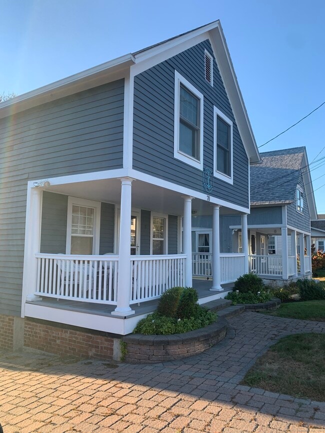 70 New Shore Rd in Waterford, CT - Building Photo - Building Photo