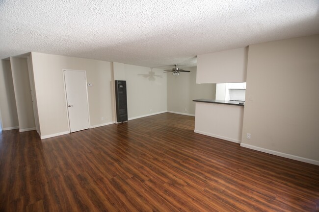 19425 Haynes St, Unit 08 in Los Angeles, CA - Foto de edificio - Building Photo
