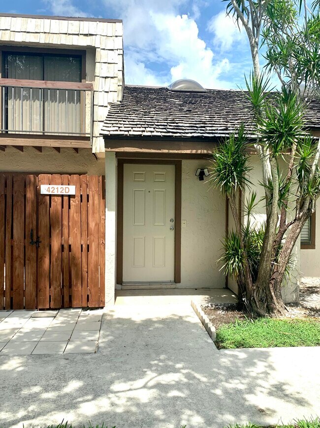 4212 Palm Bay Cir in West Palm Beach, FL - Building Photo - Building Photo