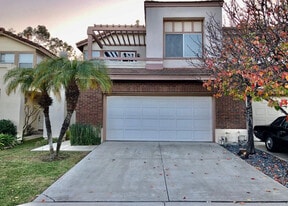 933 S Lone Pine Ln in Anaheim, CA - Building Photo