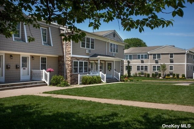 45 Fairfield Way in Commack, NY - Building Photo