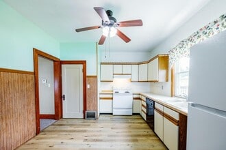 209 W 4th St in Muscatine, IA - Foto de edificio - Building Photo