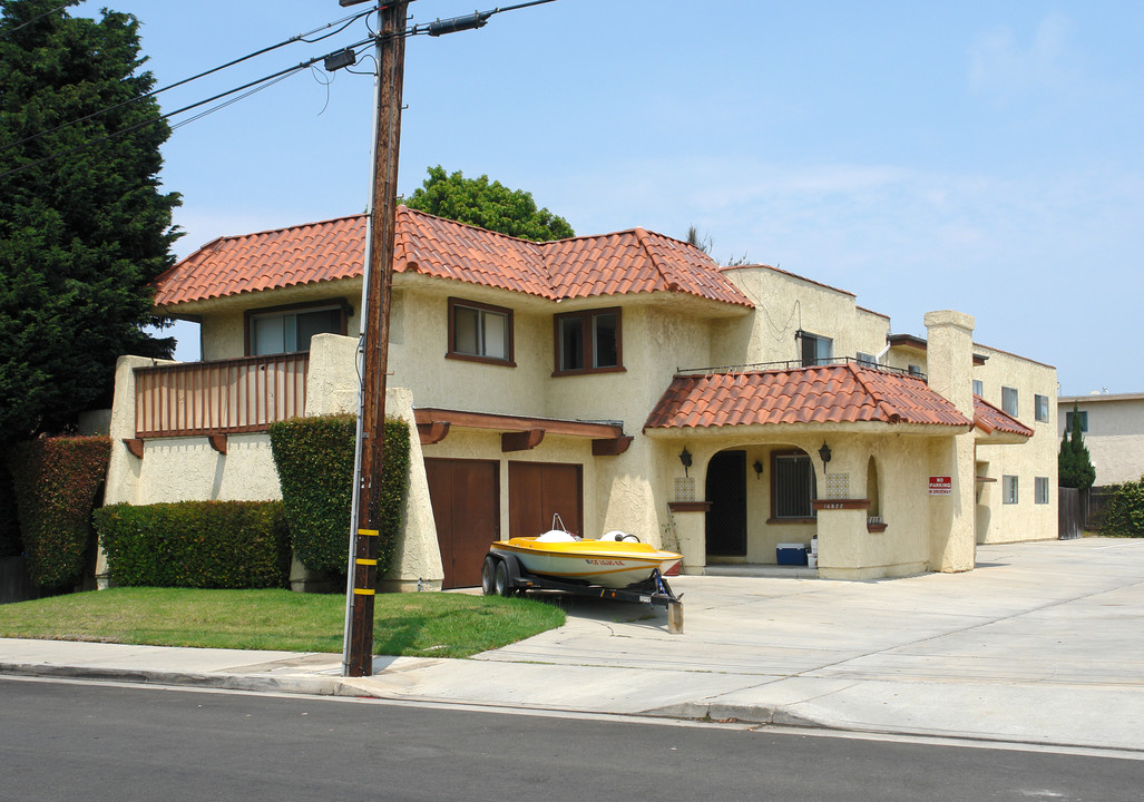 16822 Sims St in Huntington Beach, CA - Foto de edificio