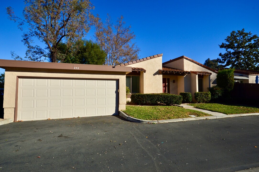 252 S Camino De Naranjas in Anaheim, CA - Foto de edificio