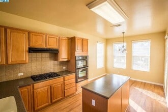 1620 N Oliveto Ct in Visalia, CA - Foto de edificio - Building Photo