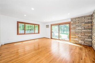 25 Faraway Rd in Armonk, NY - Building Photo - Building Photo