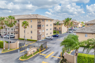 Grand Vista in Hialeah, FL - Building Photo - Building Photo