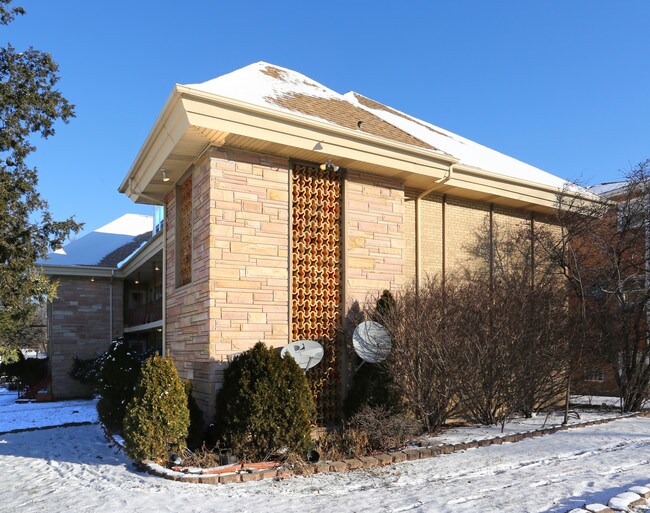 1201 E Roosevelt Rd in Wheaton, IL - Building Photo - Building Photo