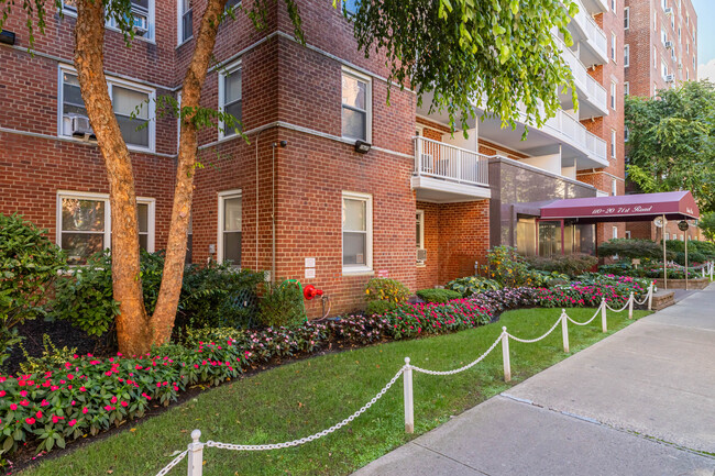 The Barclay Plaza in Forest Hills, NY - Building Photo - Building Photo