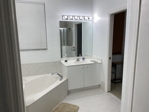8841 NW 178th St in Hialeah, FL - Foto de edificio - Building Photo