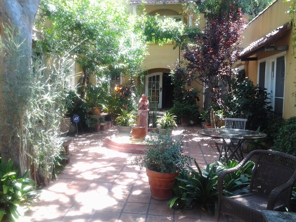 1326 N Laurel Ave in West Hollywood, CA - Building Photo
