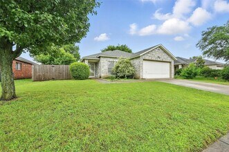 636 Capricorn St in Cedar Hill, TX - Foto de edificio - Building Photo