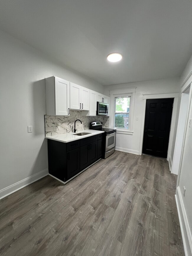 919 Elsinore Pl in Chester, PA - Foto de edificio - Building Photo