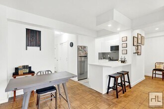 333 E 46th St in New York, NY - Building Photo - Building Photo